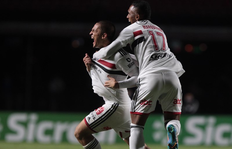 São Paulo goleia São Bernardo e avança à semifinal