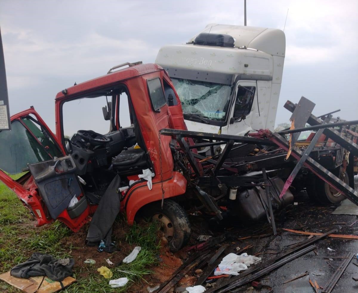 Foi parar na UPA: Acidente na Rodovia SP-333 em Taquaritinga deixa motorista ferido após colisão entre caminhões