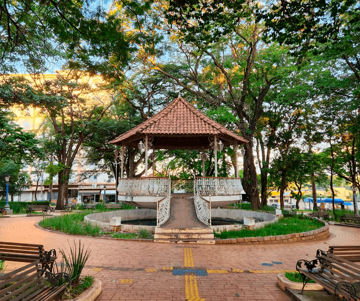 “Coreto de Histórias”: Julia Santalucia lança livro que celebra histórias de Taquaritinga no coreto da Praça Dr. Horácio