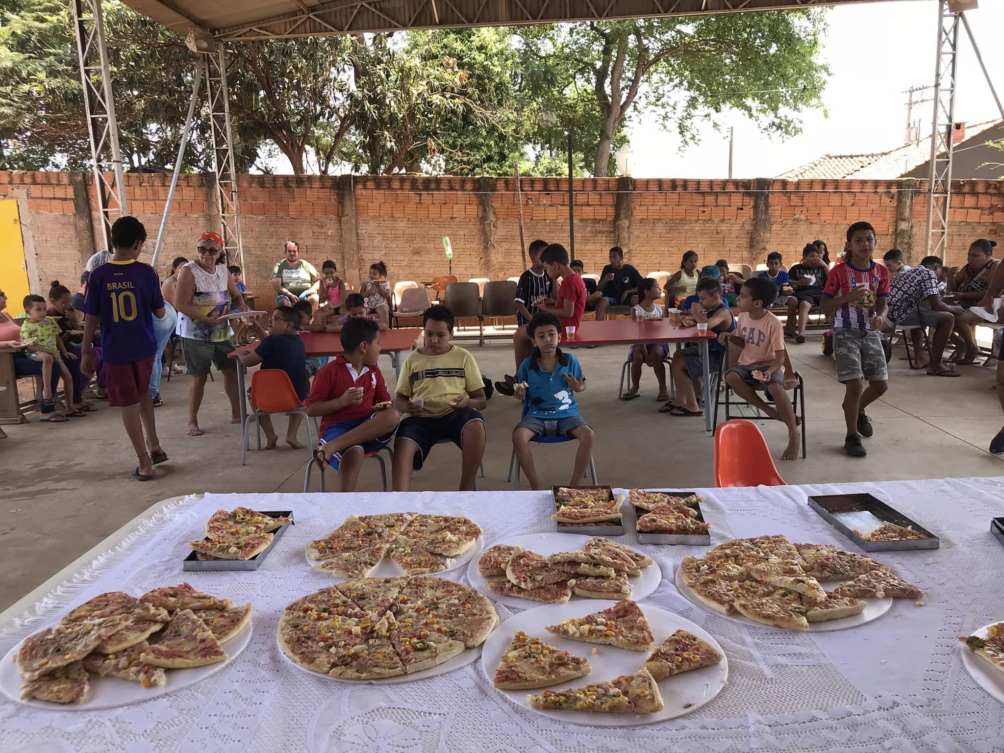 ‘De Mãos Dadas’: Projeto promove sábado especial com pizza e doações para famílias carentes