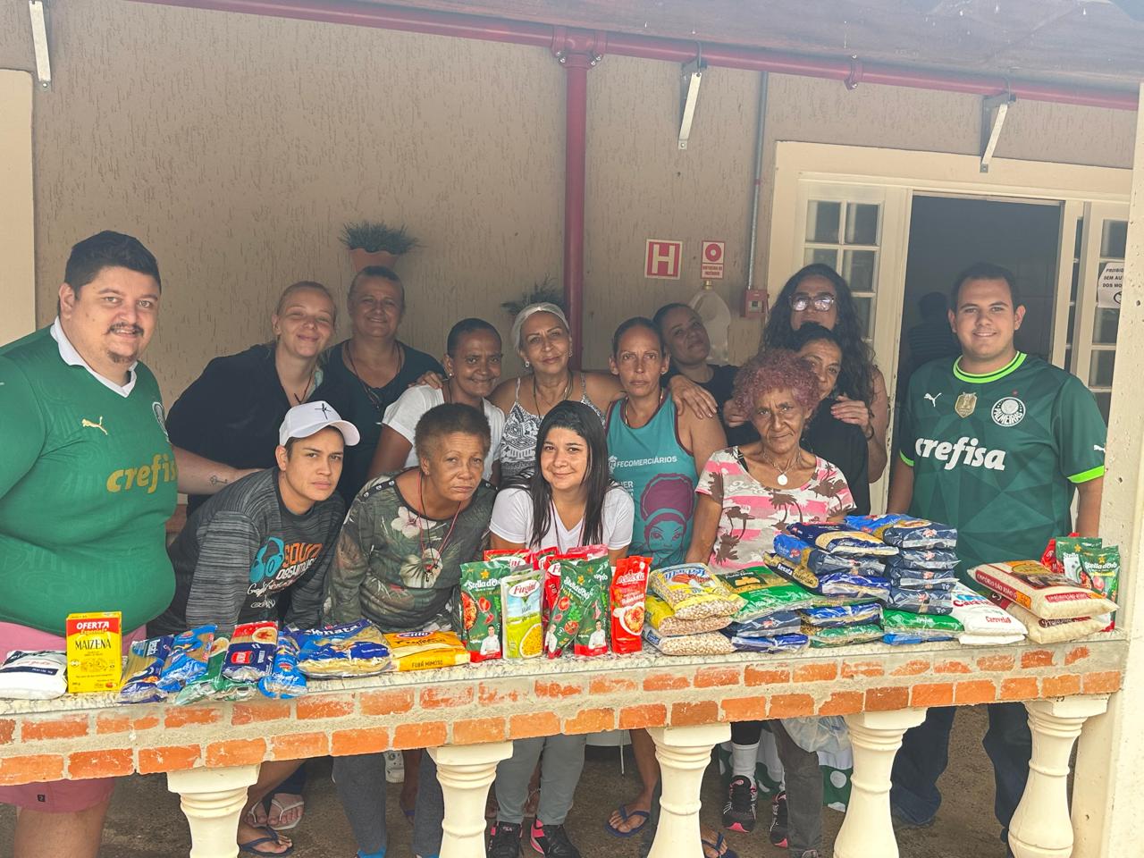 Boa ação: Família Palmeiras de Taquaritinga realiza doação de alimentos para casa de recuperação feminina