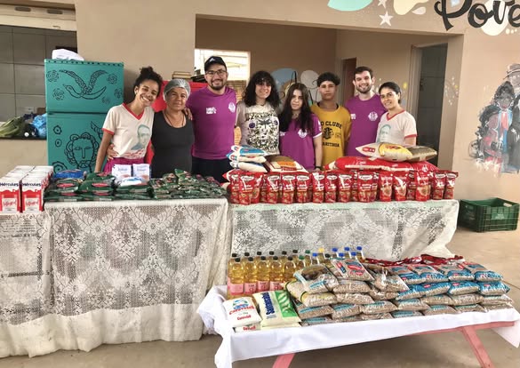 Juventude em ação: LEO Clube arrecada alimentos para o Projeto ‘De Mãos Dadas’