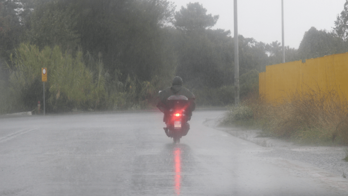 Motociclistas e Chuvas: Segurança em Primeiro Lugar nas Estradas