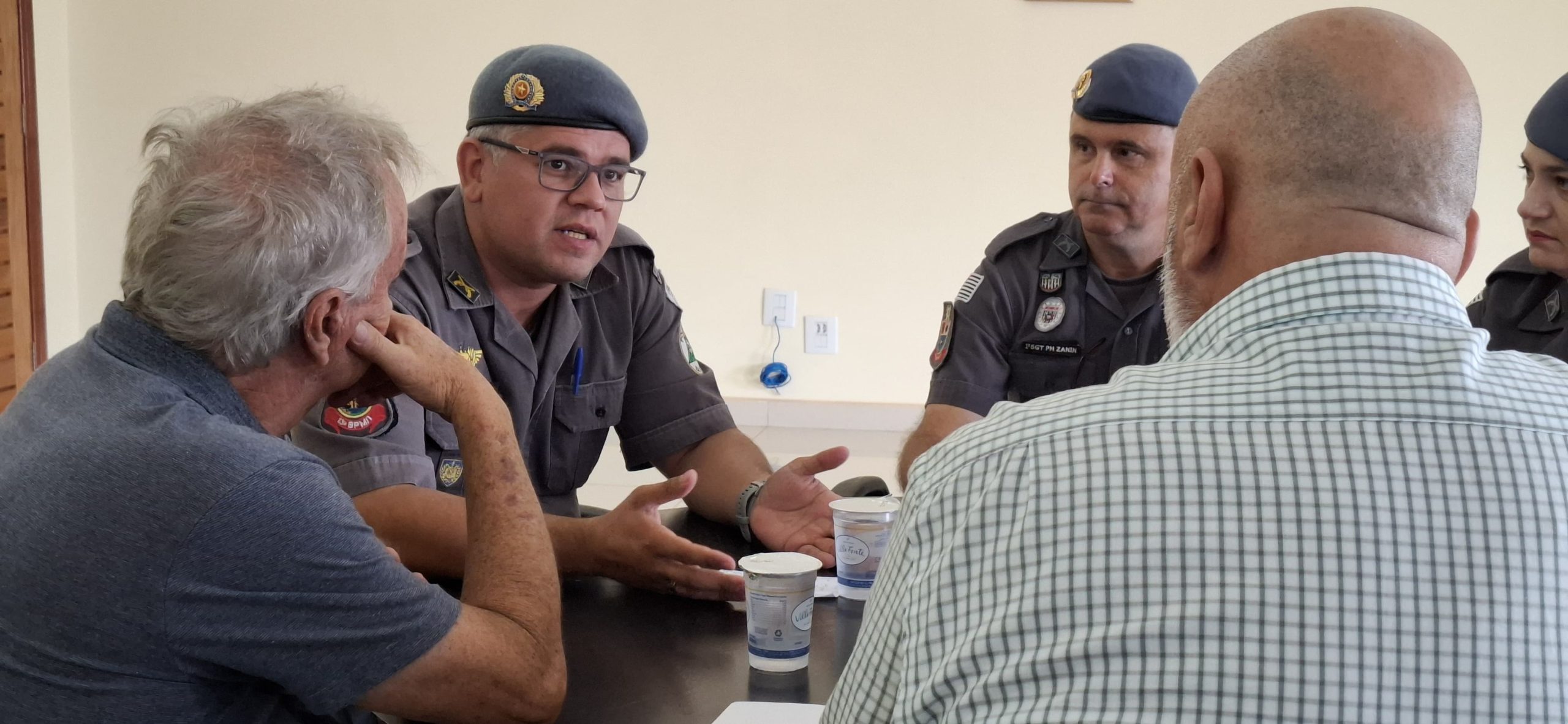 No gabinete: Prefeito discute segurança pública com autoridades da Polícia Militar