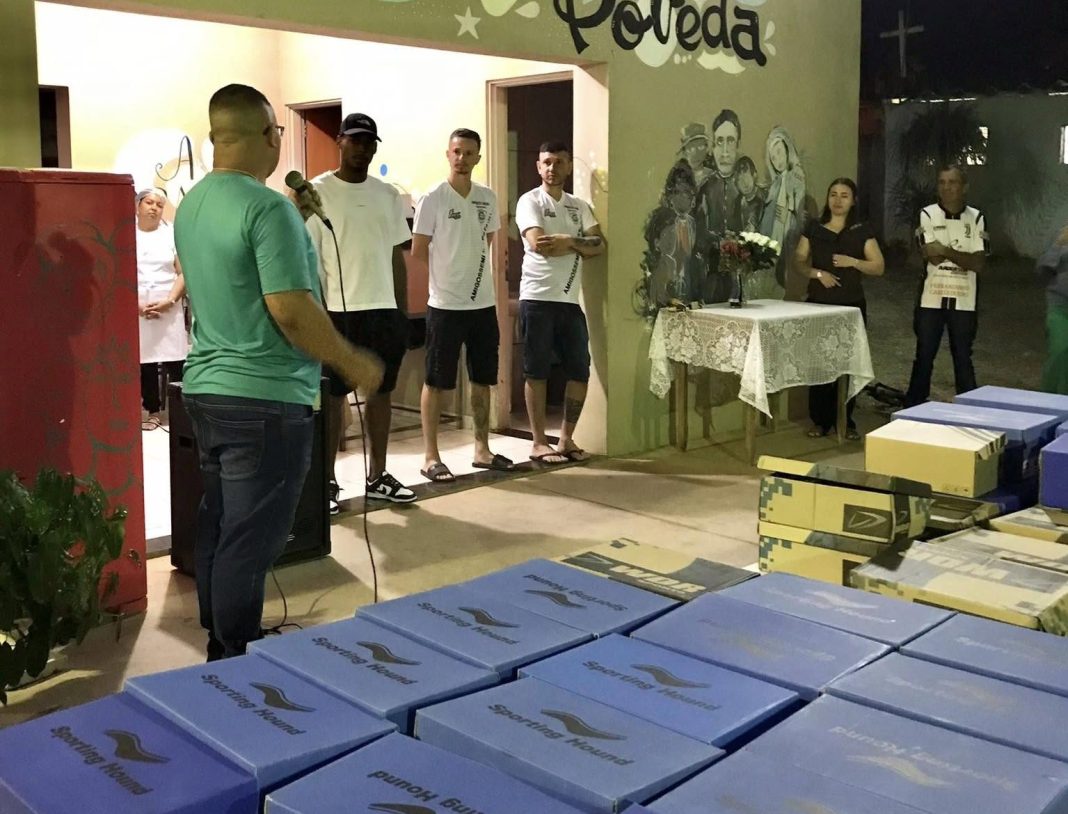 Inspiração: Atleta Gustavo Silva emociona crianças e reforça solidariedade no Projeto De Mãos Dadas