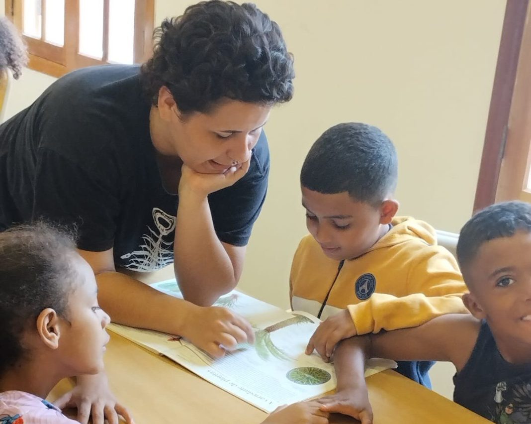 Educação e cultura de portas abertas: Biblioteca recebe alunos do CAIC e promove imersão cultural