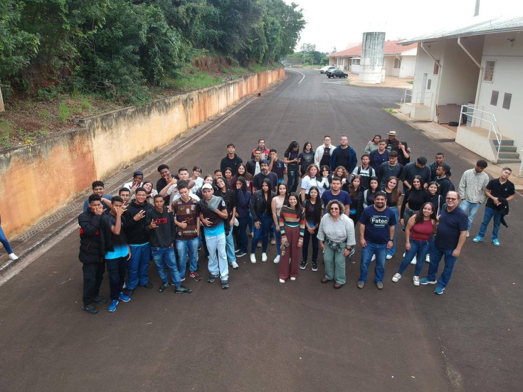 Qualificação profissional: Escola Francisco Silveira Coelho e FATEC fortalecem parceria com visita técnica
