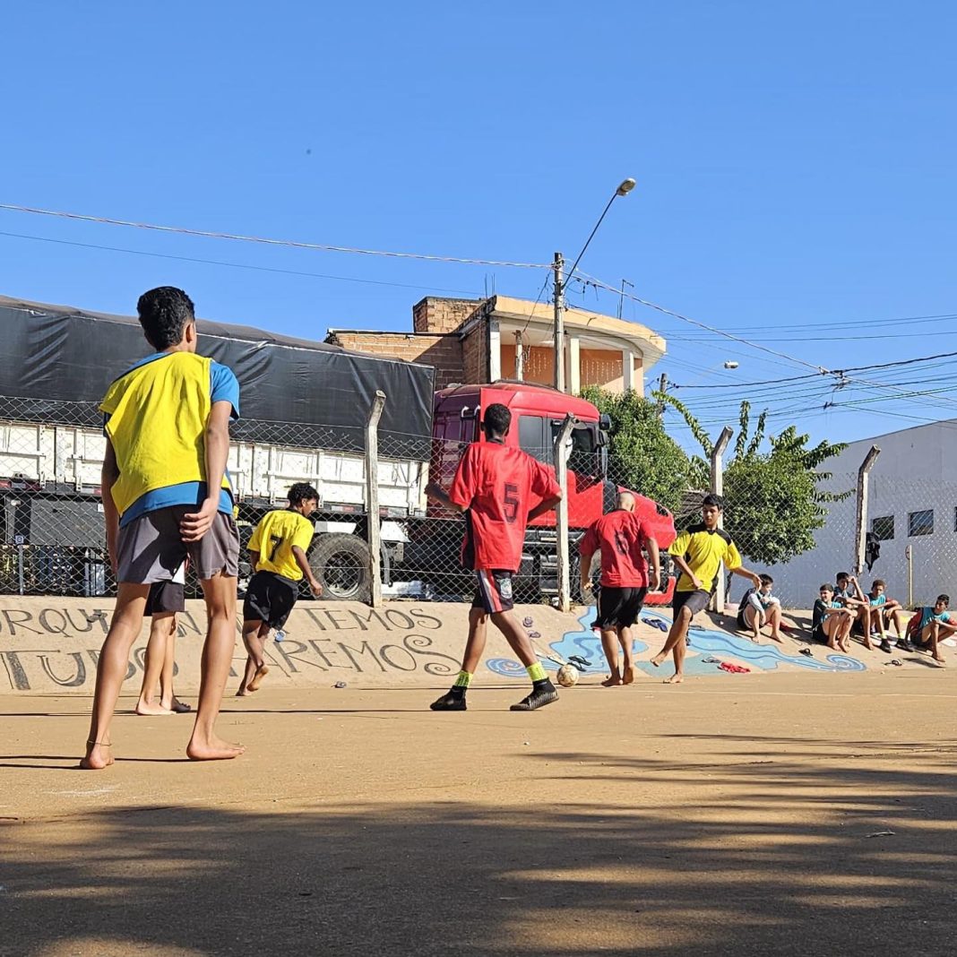 Extensão esportiva: Treino do Projeto De Mãos Dadas movimenta quadra do Jardim Maria Luiza