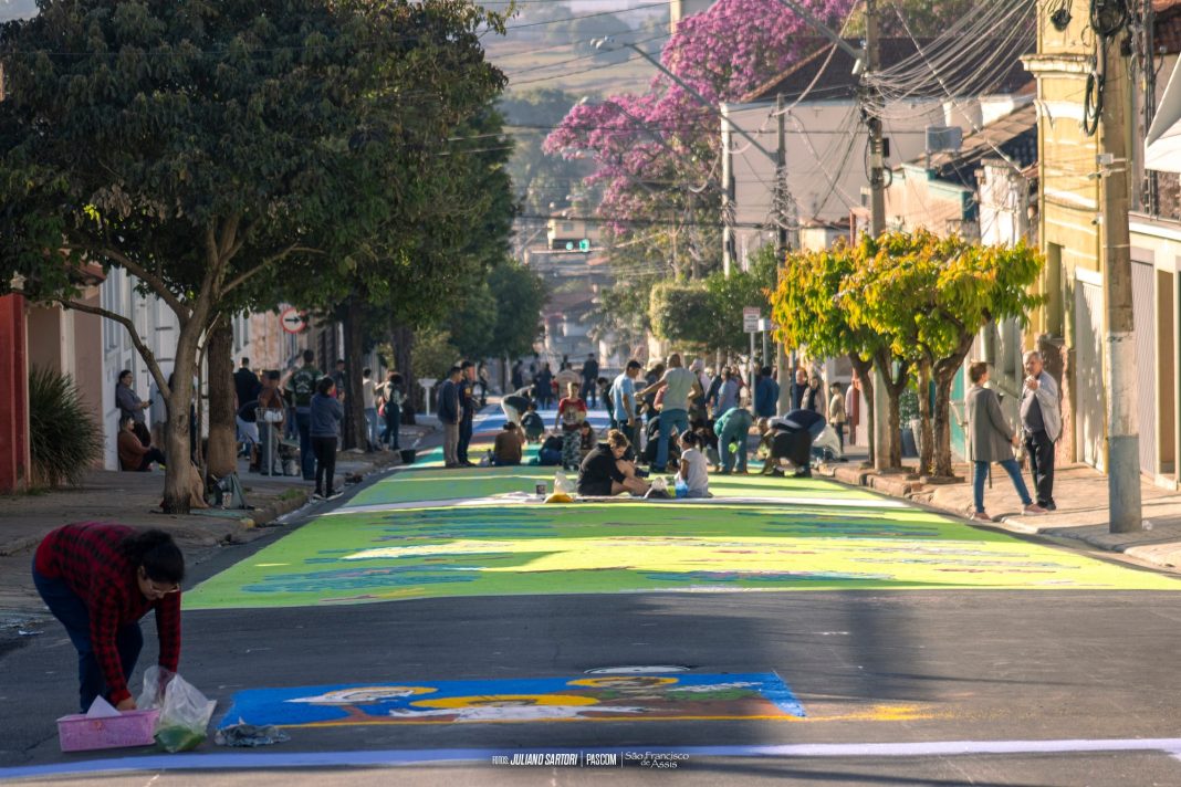 Tapetes ornamentais: Fé, arte e tradição marcam a celebração de Corpus Christi em Taquaritinga