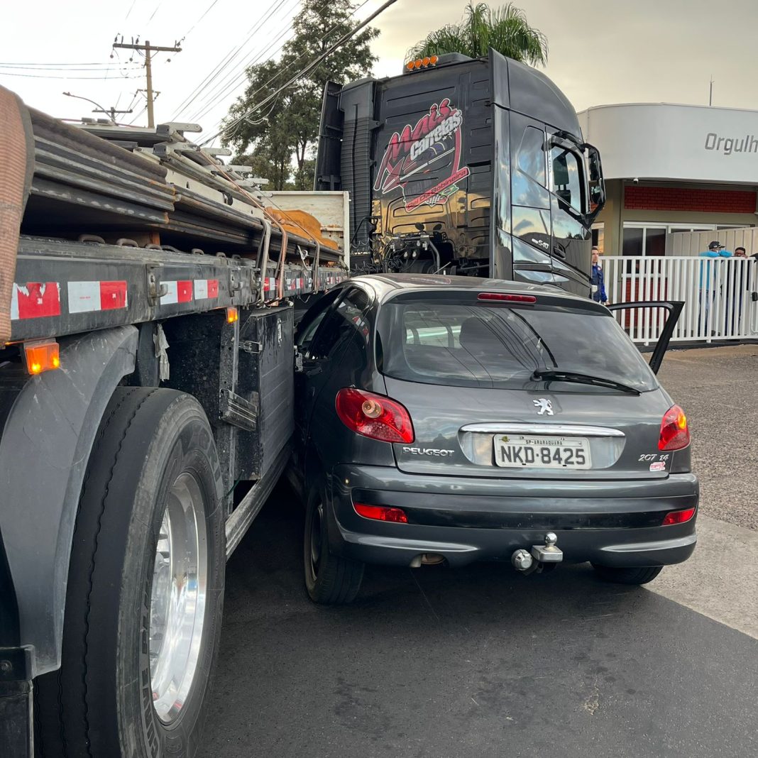 Em Matão: Peugeot atinge lateral de caminhão na entrada da Baldan e interdita avenida