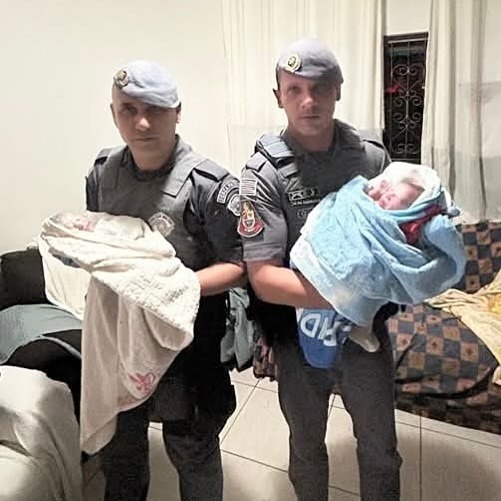 Em Araraquara: Policiais salvam gêmeos recém-nascidos durante parto de emergência