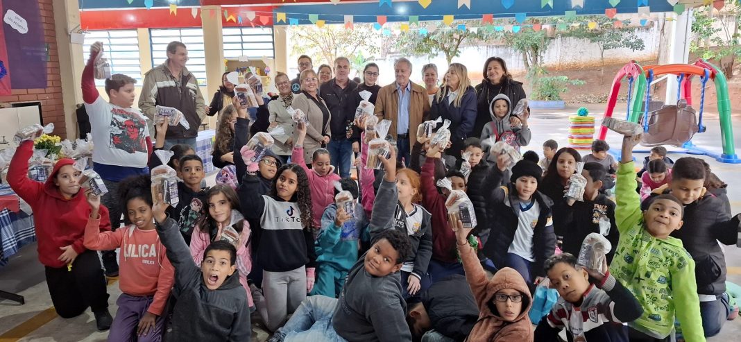 Visita: Prefeito entrega kits juninos a alunos da EMEB Jersey Ramalho