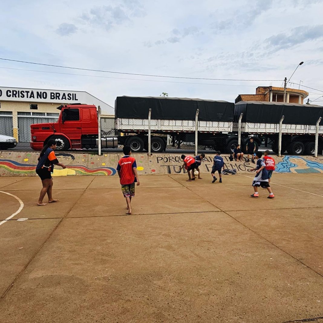 Futuro em Jogo: Projeto De Mãos Dadas movimenta manhã esportiva no Jardim Maria Luiza