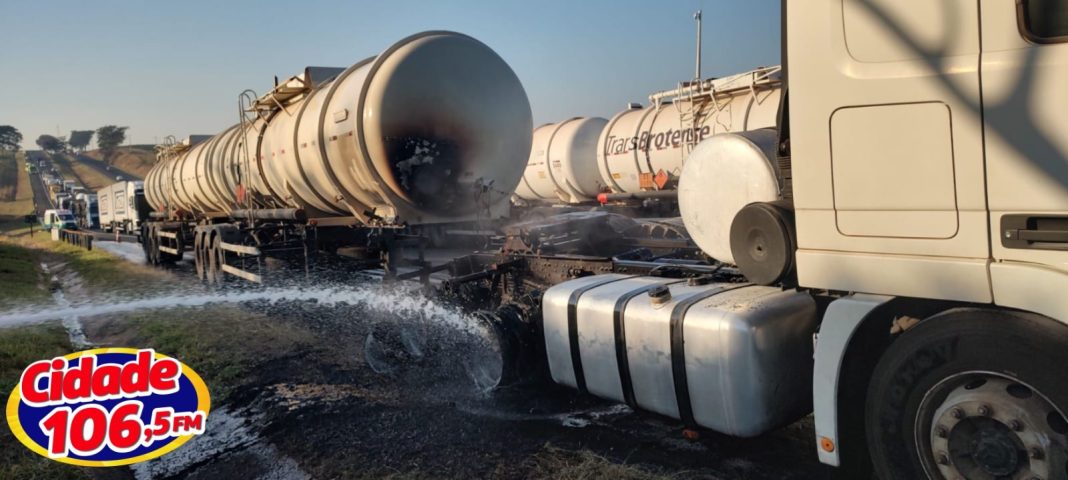 Controlado: Ação rápida evita tragédia após caminhão pegar fogo na Rodovia Washington Luís