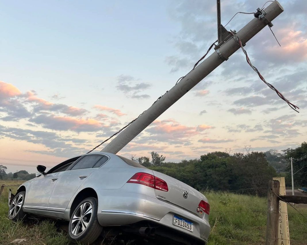 Em Matão: Motorista perde o controle e bate contra poste na Vicinal Carl Fischer