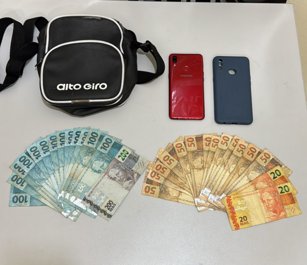 Deu ruim: Suspeito de furtos em série é abordado com celular e dinheiro em Taquaritinga
