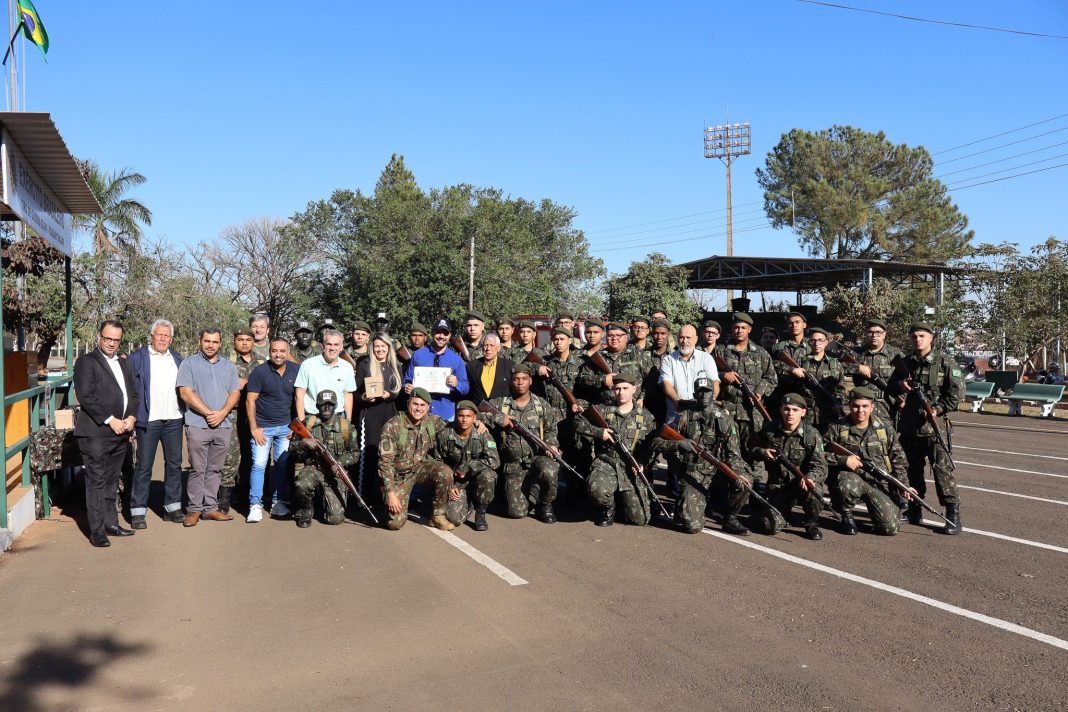 02-041: Tiro de Guerra homenageia parceiros e entrega Braçal de Monitor a atiradores
