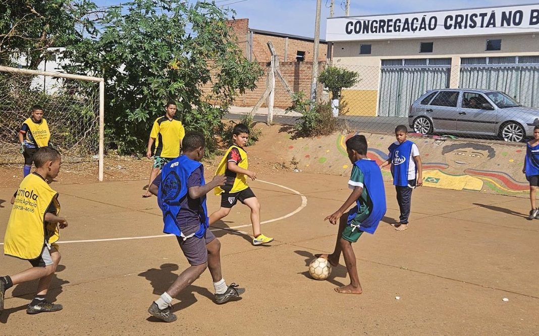 Esporte em ação: Treino do Projeto De Mãos Dadas une futebol, solidariedade e cidadania no Jardim Maria Luiza