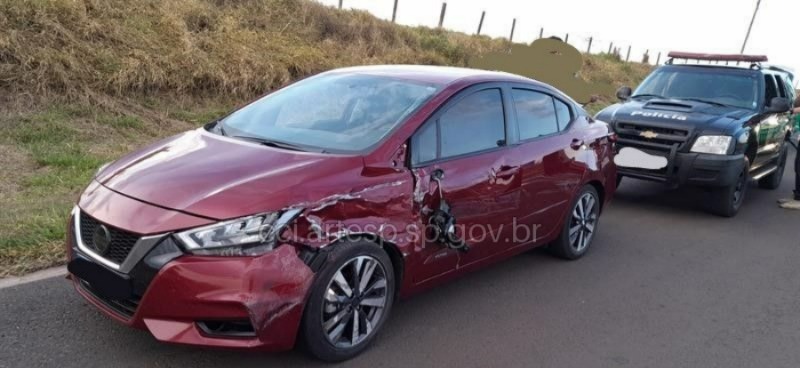 Na SP-333: Acidente entre carro e viatura da Polícia Civil mobiliza resgate