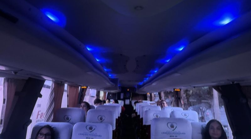 Estrutura moderna: Alunos de Cândido Rodrigues embarcam com mais conforto e segurança em novo ônibus escolar