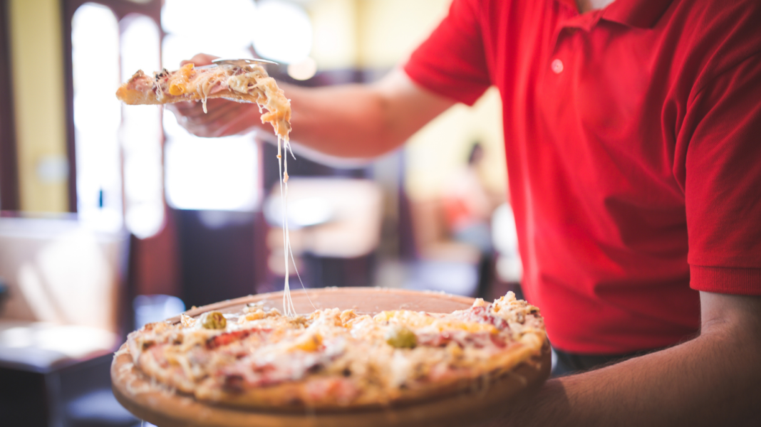 Trabalho: Pizzaria anuncia vagas para garçons em Taquaritinga