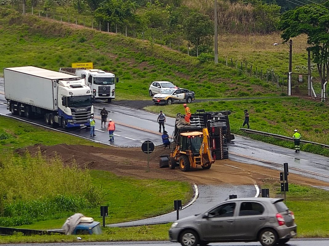 Interdição total: Caminhão carregado de ração tomba na Rodovia SP-333 e complica o trânsito