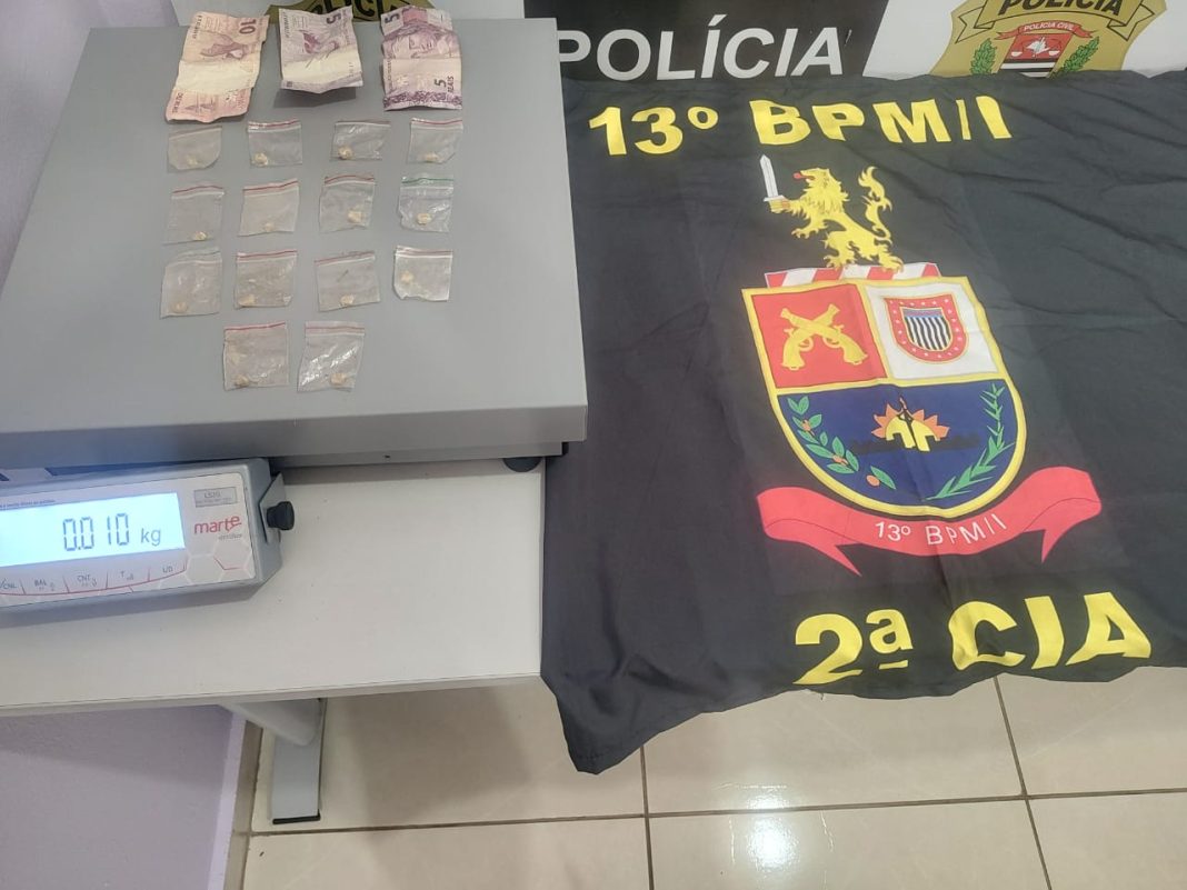 Deu B.O.: Polícia Militar prende dois homens por tráfico de drogas em Taquaritinga