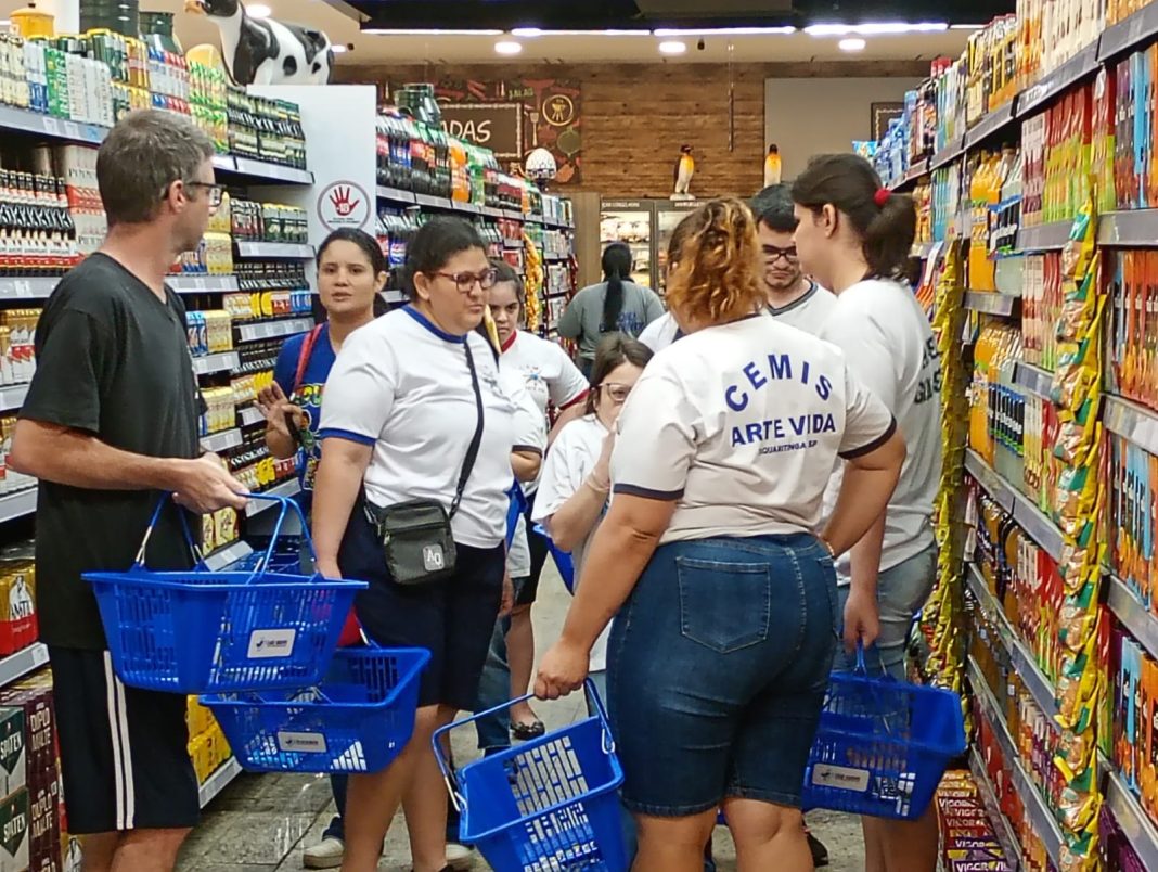 Inclusão: Projeto CEMIS promove aula prática sobre sistema monetário em supermercado