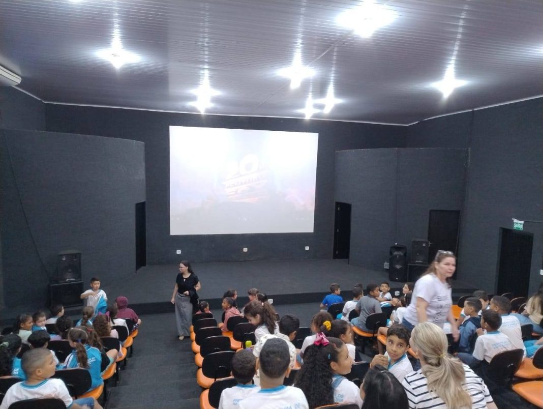 Em Santa Ernestina: Semana da Criança tem início com sessão de cinema para alunos da rede municipal