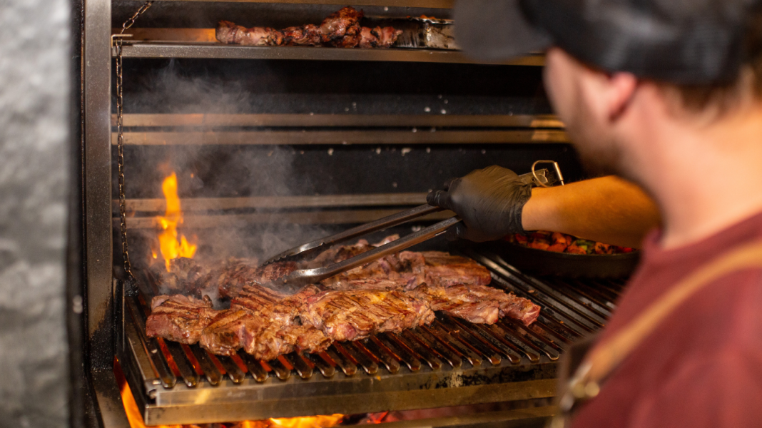 Em Taquaritinga: Churrascaria abre oportunidade de emprego para ajudante de churrasqueiro