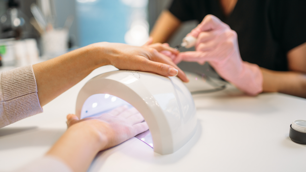 Fique atenta: Anvisa proíbe uso de substâncias químicas em cosméticos e esmaltes em gel por risco à saúde