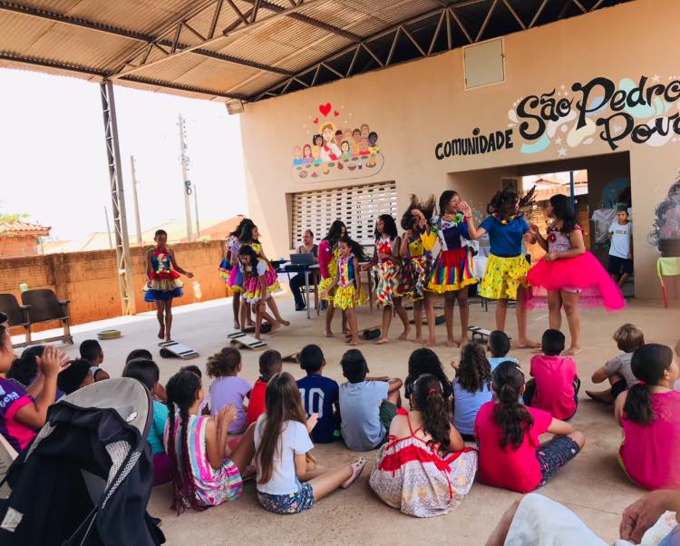‘De Mãos Dadas’: Projeto promove encontro de arte e afeto na Paróquia Sagrada Família de Nazaré
