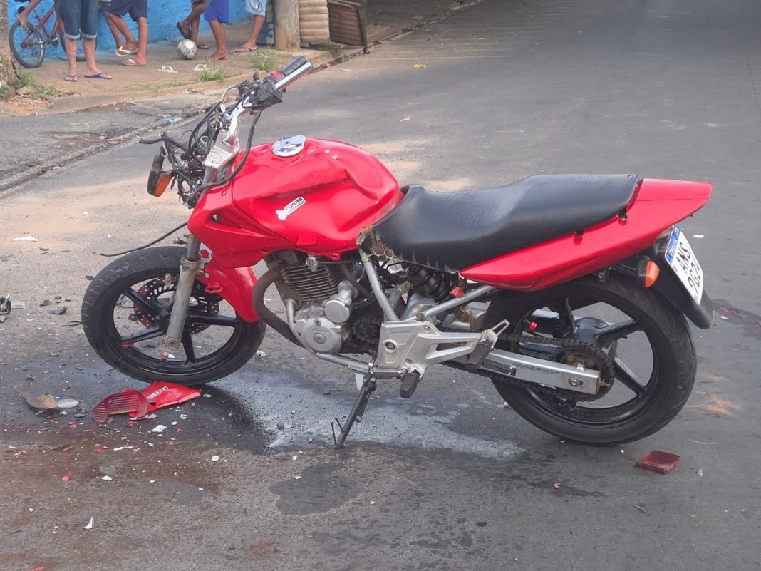 Em Taquaritinga: Colisão entre moto e caminhão deixa um morto e um ferido