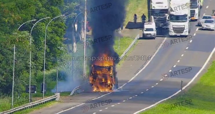 Em Santa Adélia: Pane elétrica provoca incêndio e destrói caminhão na Washington Luís