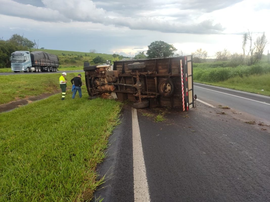 Em Matão: Caminhão tomba na Rodovia Washington Luís e interdita faixa no sentido sul