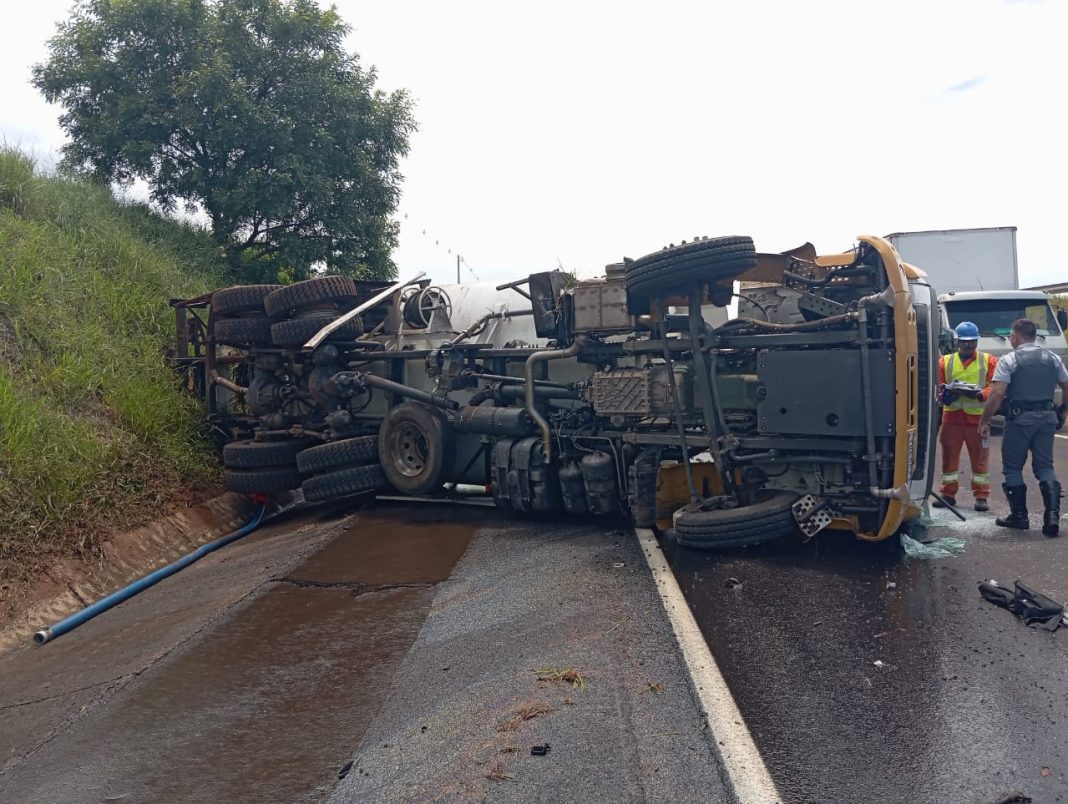 Susto: Carreta tomba e interdita parcialmente a Rodovia Laurentino Mascari em Taquaritinga