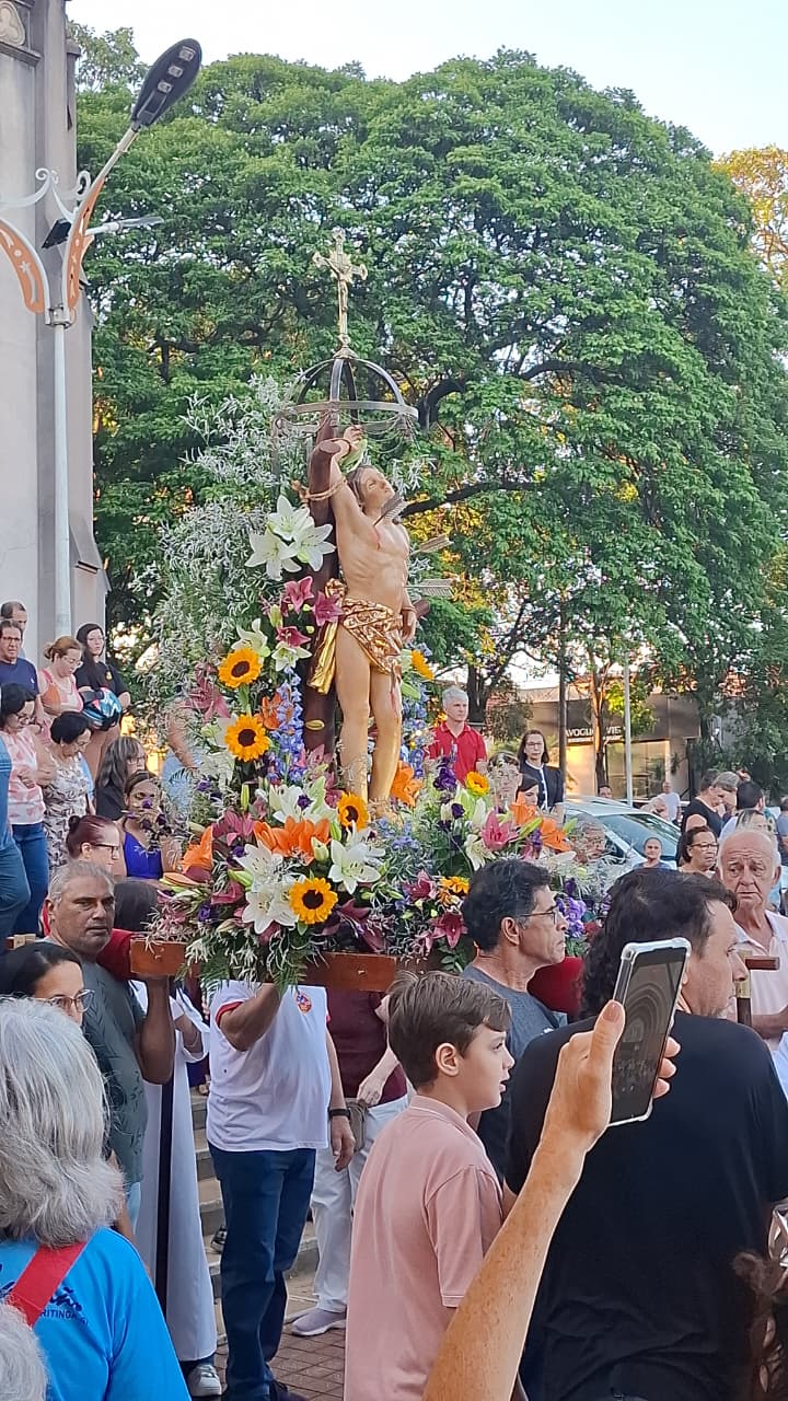 Padroeiro: Fiéis celebram Dia de São Sebastião com missa e procissão em Taquaritinga