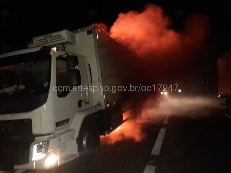 Na região: Incêndio em caminhão interdita Rodovia Washington Luís e provoca congestionamento