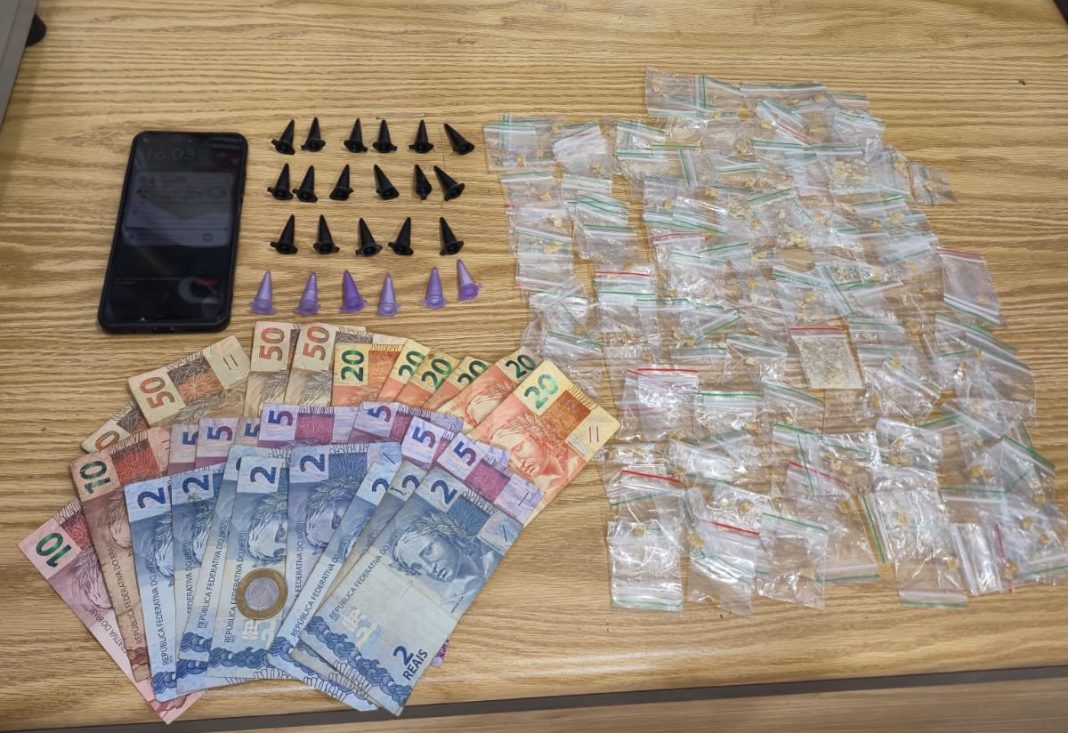 Deu B.O.: Adolescente é apreendido por tráfico de drogas após tentativa de fuga da polícia