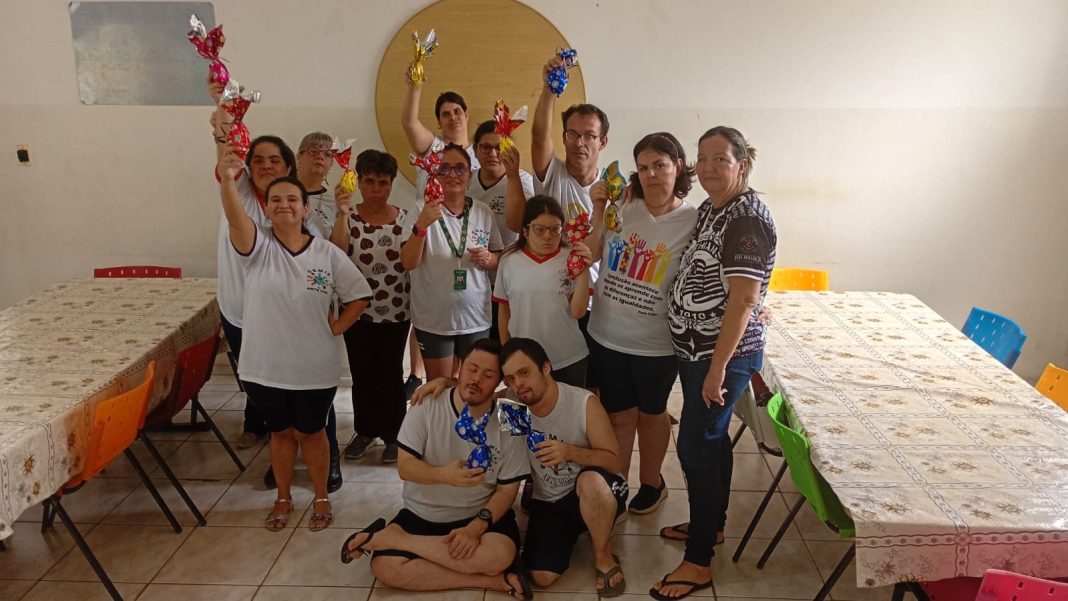 Inclusão: Ação solidária leva ovos de Páscoa a jovens atendidos pelo CEMIS em Taquaritinga