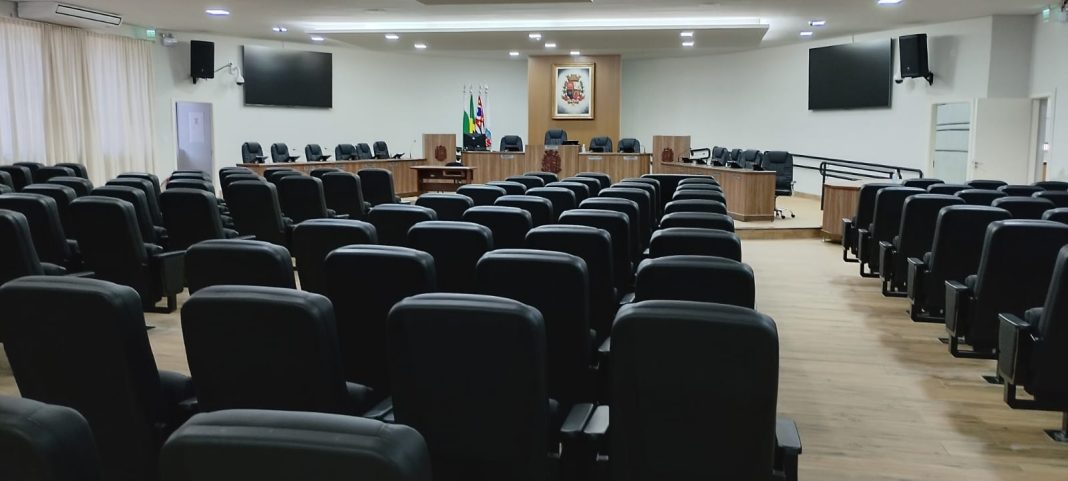 Tecnologia: Câmara de Taquaritinga moderniza plenário com novas poltronas e tecnologia digital
