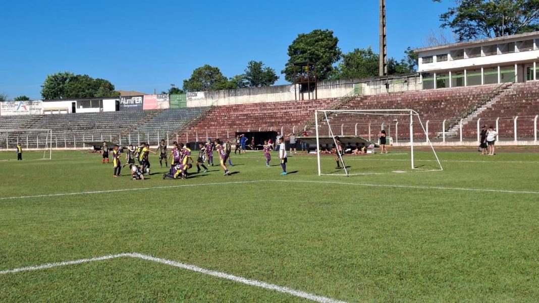 Em Taquaritinga: Criança Feliz no Taquarão reúne famílias e reforça papel social do esporte