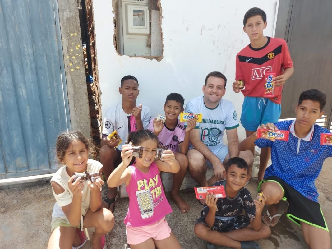 Alviverde: Torcida organizada realiza ação solidária e distribui chocolates de Páscoa em Taquaritinga