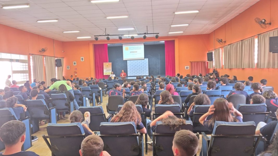 Maio Laranja: Escola Estadual 9 de Julho promove ação de conscientização sobre combate ao abuso sexual infantil