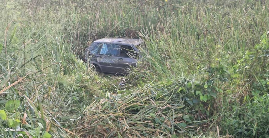 Em Vila Negri: Motorista e bebê de 6 meses são arremessados de carro após capotamento