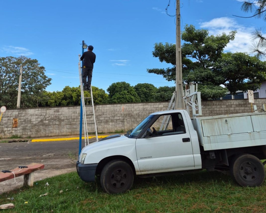 No Jardim Paraíso: Prefeitura realiza troca de refletores de LED na Praça Monsenhor José Sala