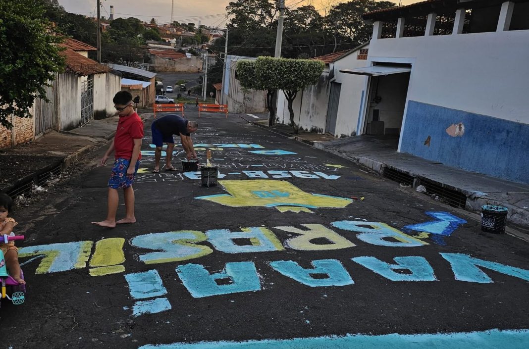 Enfeitada: Rua de Taquaritinga ganha pintura especial para a Copa do Mundo de 2026 e mobiliza moradores em ação comunitária