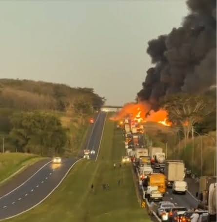 Em Pindorama: Caminhão carregado com óleo mineral pega fogo e provoca interdição da Rodovia Washington Luís