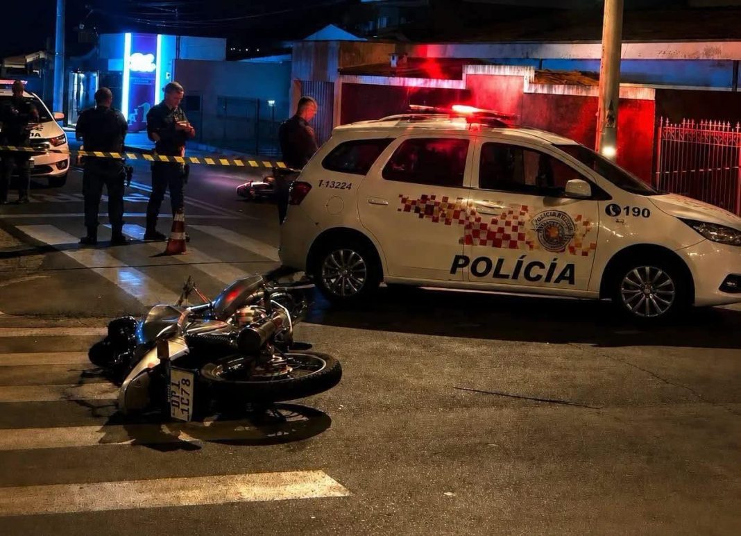 Em Taquaritinga: Motociclista fica ferida após colisão com viatura da Polícia Militar