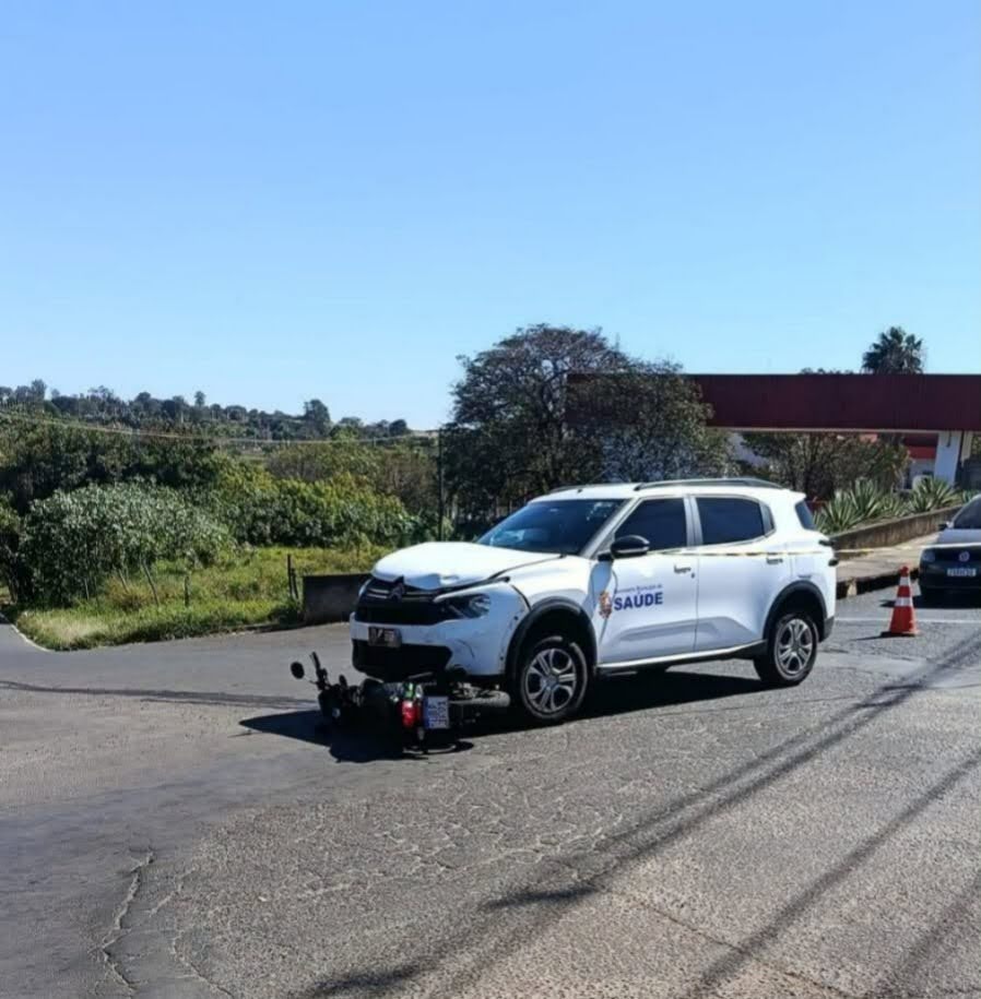 Choque: Motociclista fica ferido após colisão com veículo da Prefeitura em cruzamento de Taquaritinga